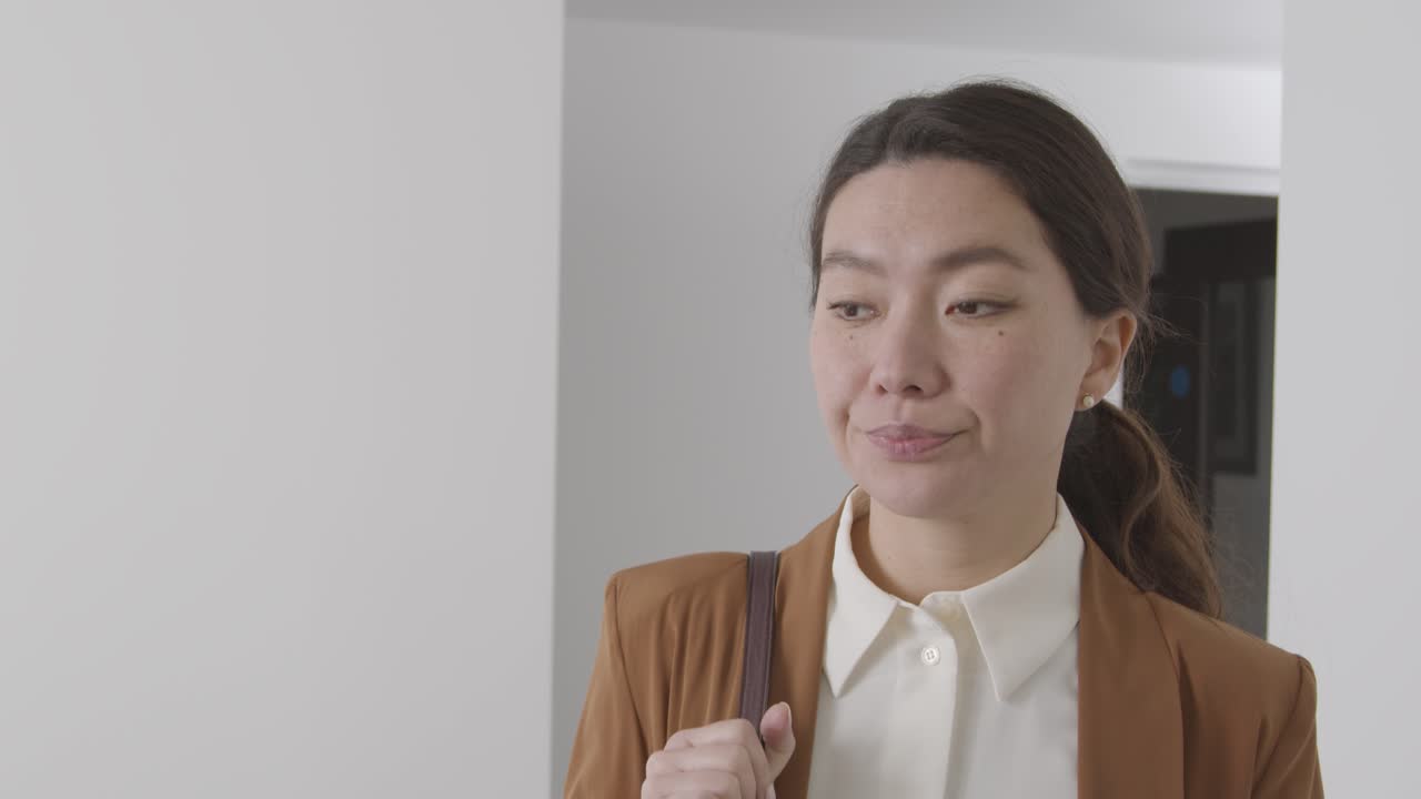 취업 면접 후 퇴사하는 양복을 입은 부정적인 여성 후보자