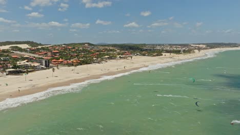 Weitwinkelaufnahme-Einer-Drohne-Von-Cumbuco,-Die-Kitesurfer-An-Einem-Windigen-Tag-Zeigt