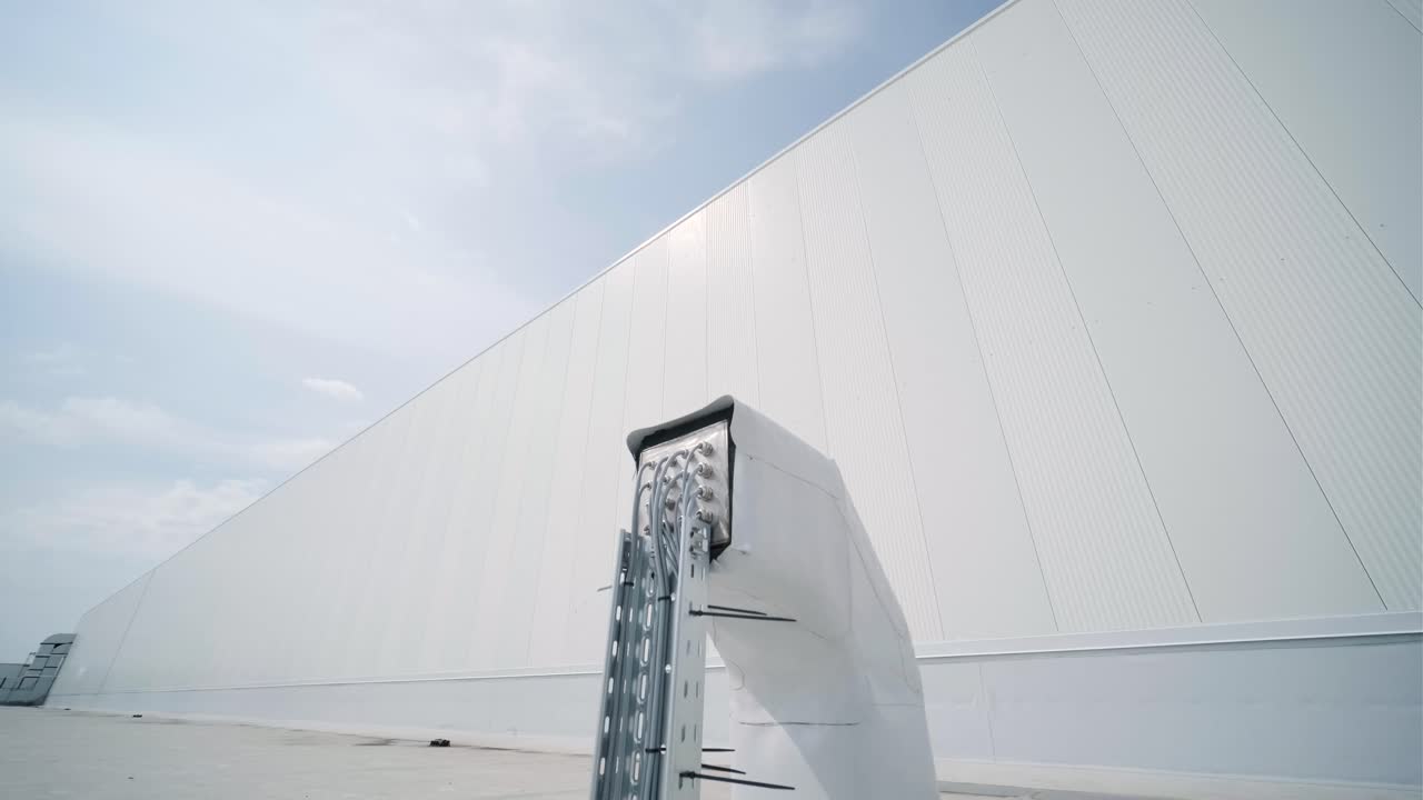el sistema de aire acondicionado y ventilación de una gran instalación industrial se encuentra en el techo. incluye un aire acondicionado, escape de humo y ventilación.