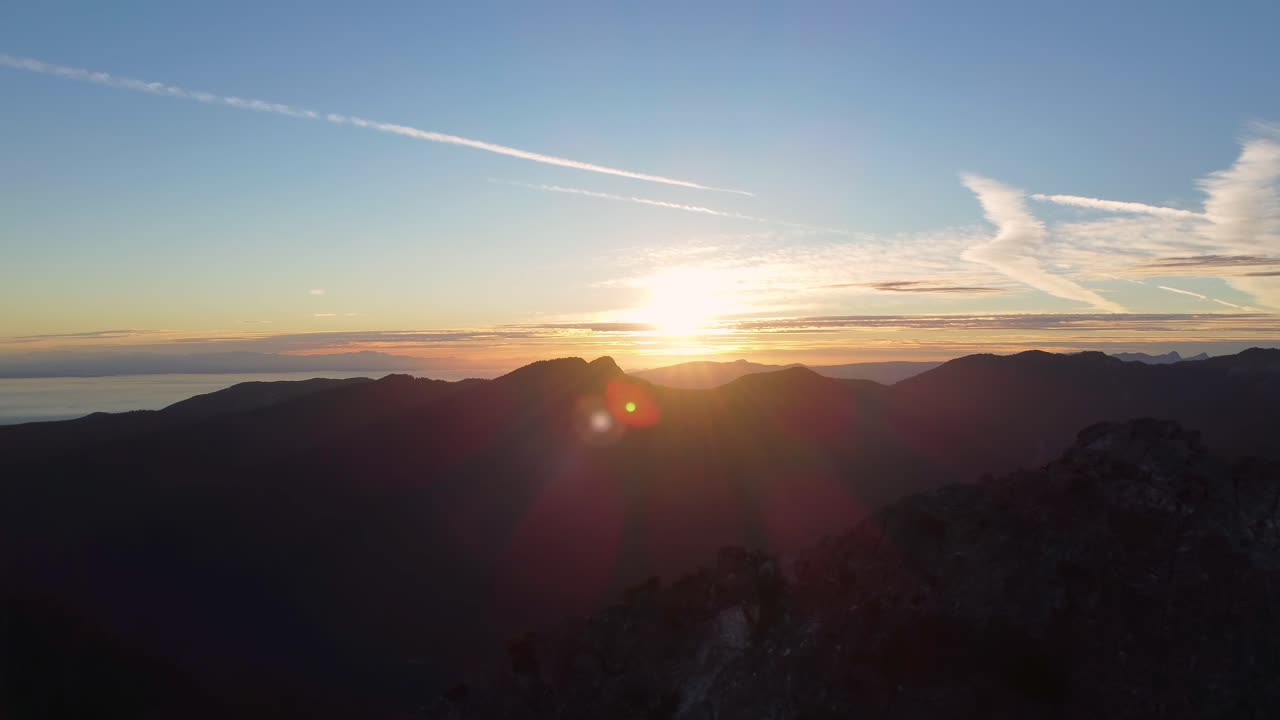 Dramatischer Sonnenuntergang über der Landschaft des Crown Mountain in Kanada - Luftaufnahme Drohne 4K