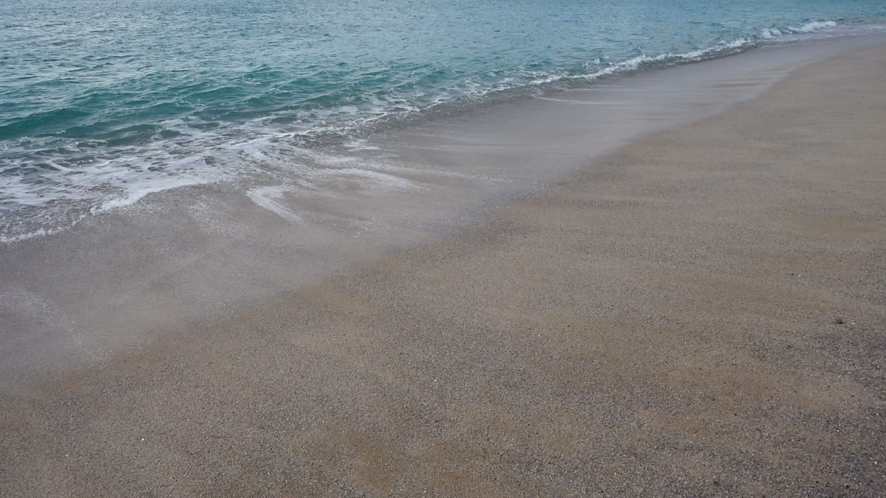 Optagelser af Atlanterhavet i byen La Coruna, Spanien. Slowmotion. Optagelser på stranden