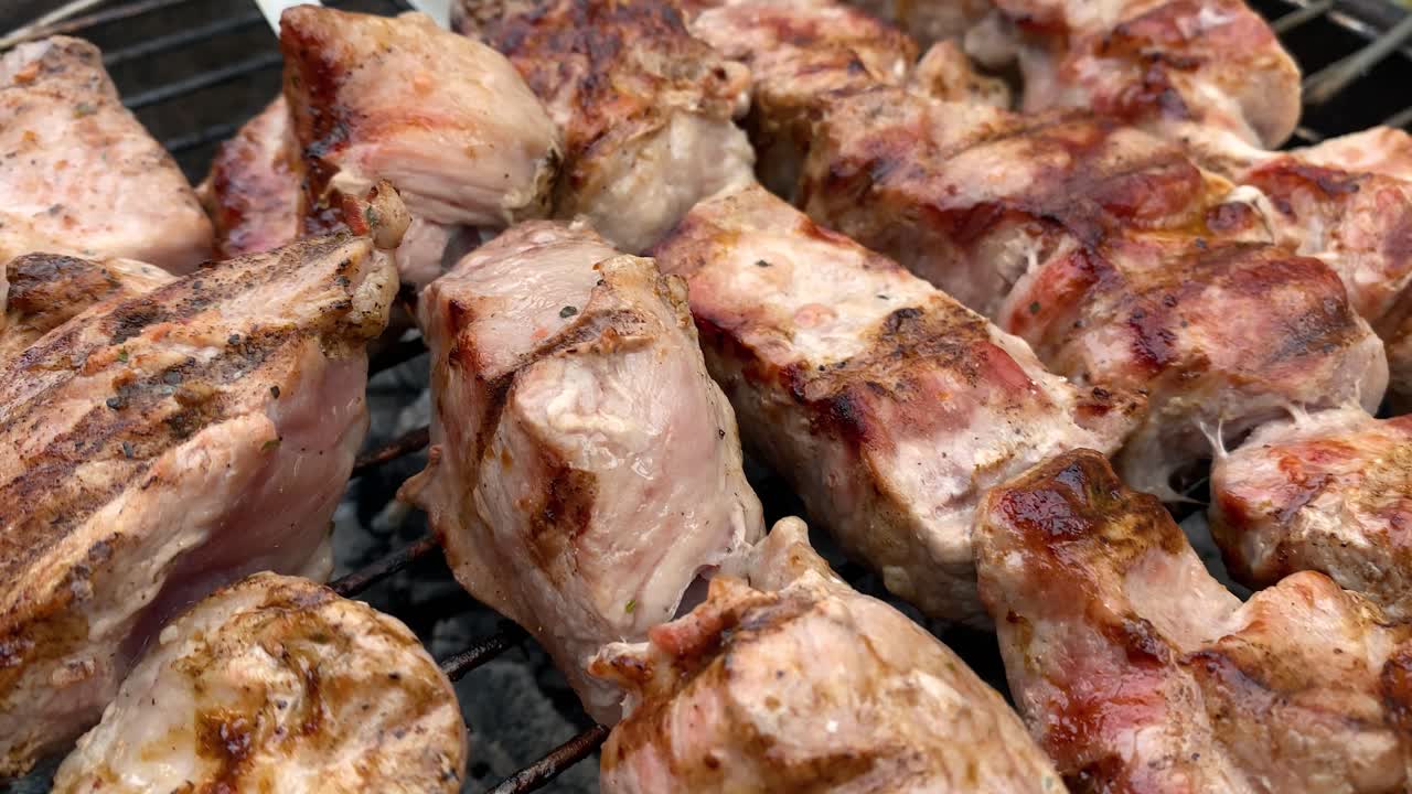 la carne marinada en palitos se asa a la parrilla