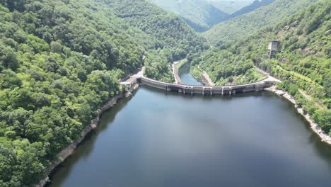 Hochwinkel-Drohnen-Luftsperrfeuer-Du-Chastang-Frankreich-EDF-Wasserkraftwerk