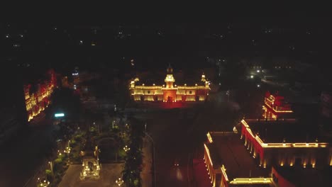 Toma-Aérea-De-Drones-De-Edificios-Históricos-Iluminados-Durante-La-Noche-En-La-Ciudad-De-Gwalior-En-Madhya-Pradesh,-India