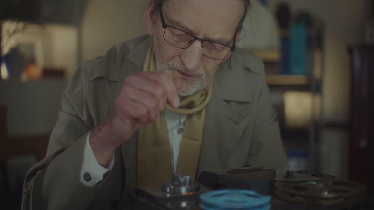 el espía escucha grabaciones discretas.