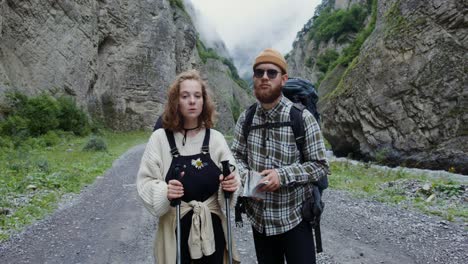 excursionistas en un cañón de montaña