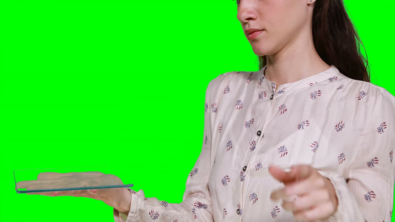 디지털 태블릿을 들고 있는 척 하는 여자