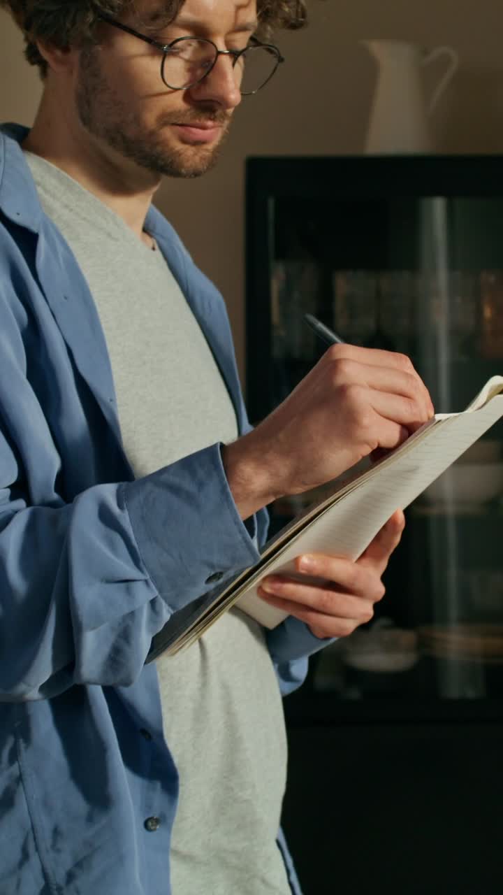 hombre escribiendo en un cuaderno