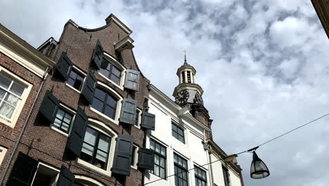 Edificios-De-Arquitectura-Antigua-E-Iglesia-En-Zutphen,-Países-Bajos