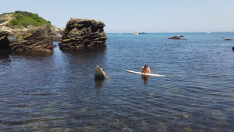 ingrandire l'inquadratura del mare blu con la costa rocciosa 1