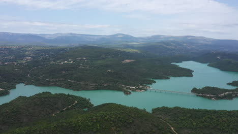 Toma-Aérea-Panorámica-De-Las-Montañas-Del-Lago-Saint-Cassien-En-El-Fondo-De-Francia.