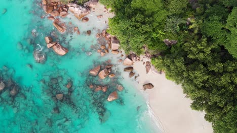 Vista-Aérea-De-Las-Playas-Más-Hermosas-Y-Aguas-Turquesas-De-Las-Seychelles