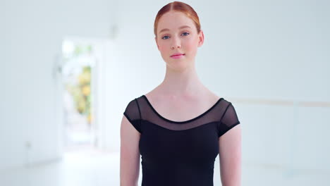 ballet, sonrisa y retrato de la bailarina en el estudio