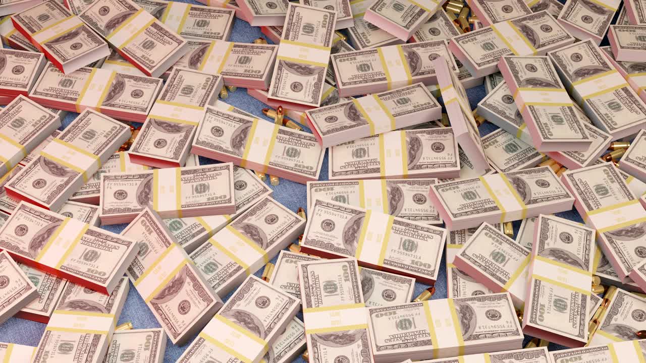 una gran cantidad de billetes de dólar en una pila junto con balas de la mafia gangster. la riqueza de la mafias y un arma mortal de asesinato. animación en bucle