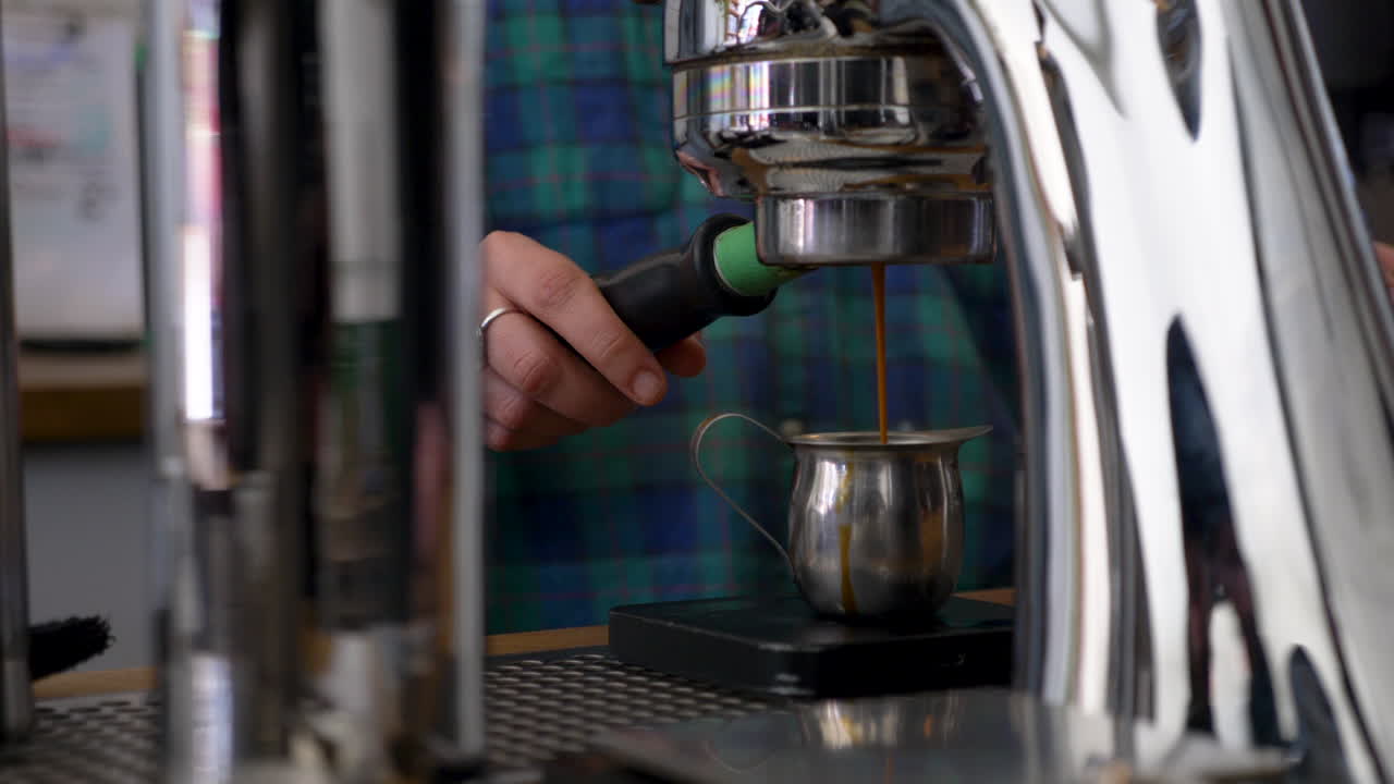 부유 한 어두운 에스프레소 가 기계 에서  ⁇ 여지고 있다