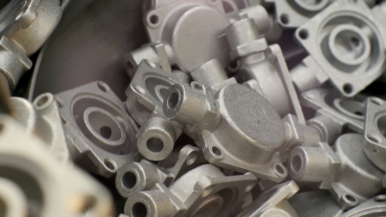 클로즈업 미터 금속 세부 사항은 둥근 컨베이어에 이동합니다.