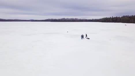 Obtenga-Una-Vista-Aérea-De-La-Pesca-En-Hielo-En-El-Estanque-Fitzgerald,-Maine