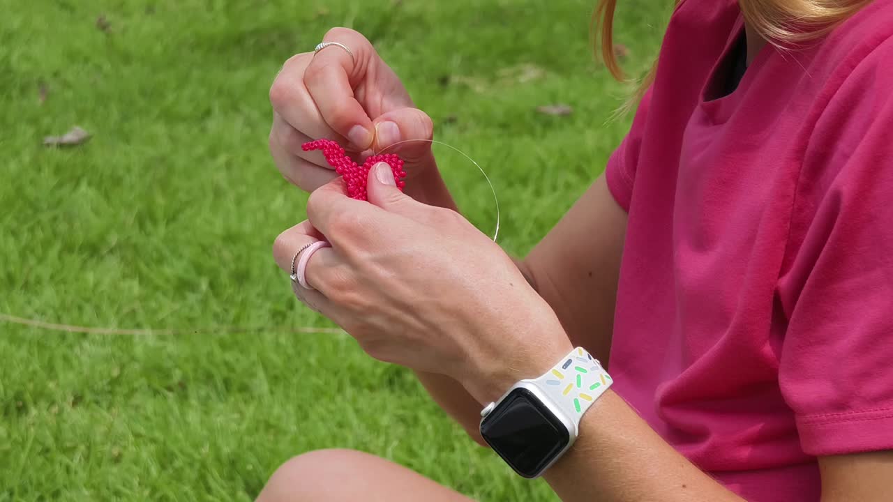 야외에서 구슬을 는 여자