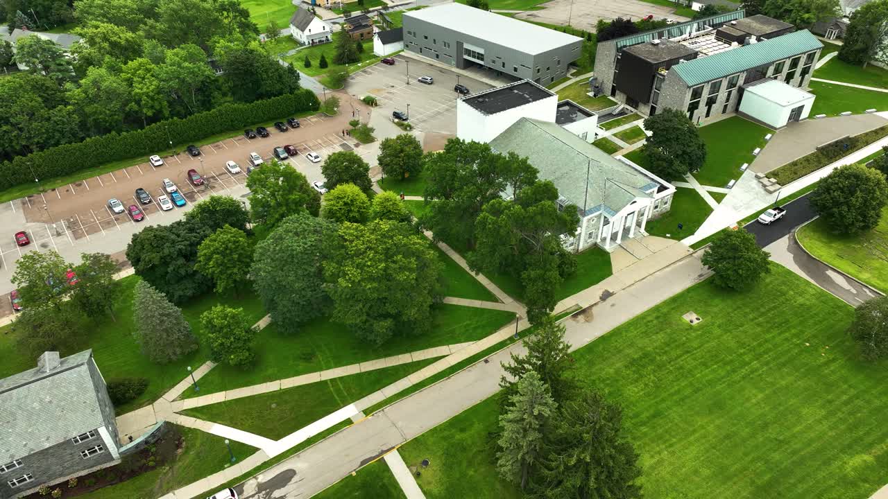 대학에서 마을을 향해 나아가고 있습니다.