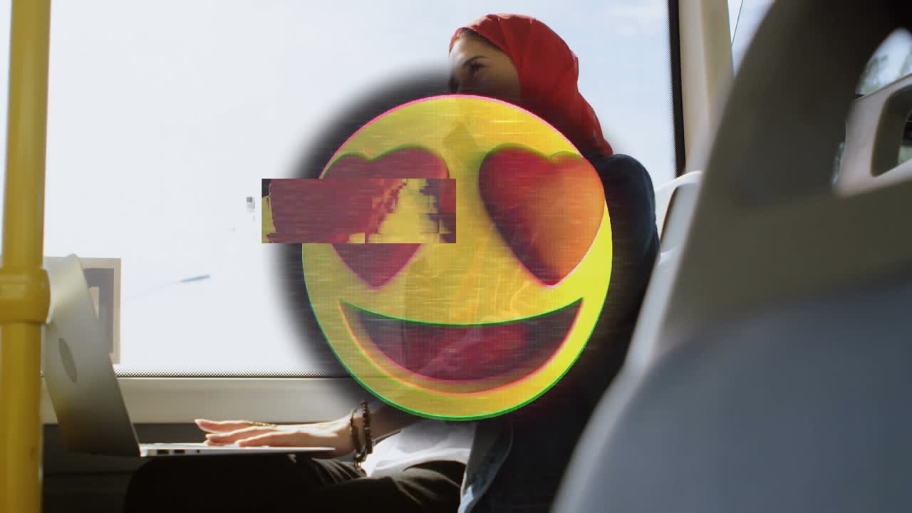 animación de un emoji feliz sobre una mujer con hijab usando un teléfono inteligente