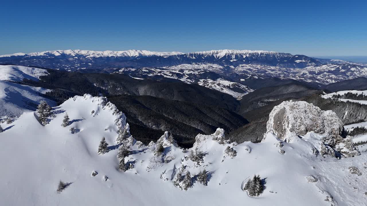 montañas bucegi cubiertas de nieve con vista de iezer-papusa y piatra craiului, fotografía aérea a la luz del día