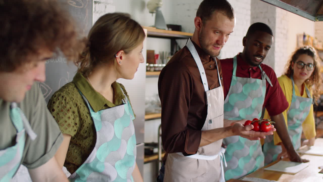 chef hablando de ingredientes en la clase de cocina