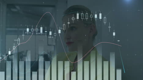 En-La-Oficina,-Empresaria-Sonriente-Con-Animación-De-Gráfico-De-Datos-Financieros-En-El-Fondo