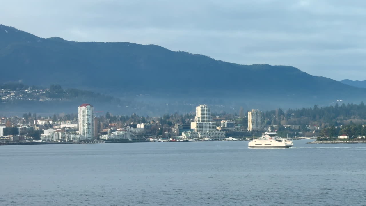 un ferry se acerca a nanaimo, isla de vancouver, con vistas a las montañas