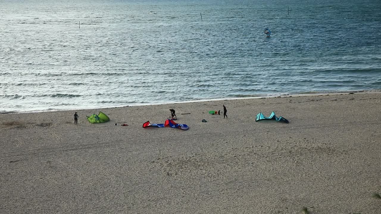 영국 콘월의 열대 헤일 해변에서 바다 활동을 즐기는 서퍼들