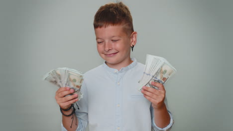 Niño-Pequeño-Con-Dinero-En-Efectivo-Dólar-Celebra-El-Baile,-éxito-En-La-Carrera-Empresarial,-Ganador-Del-Juego-De-Lotería