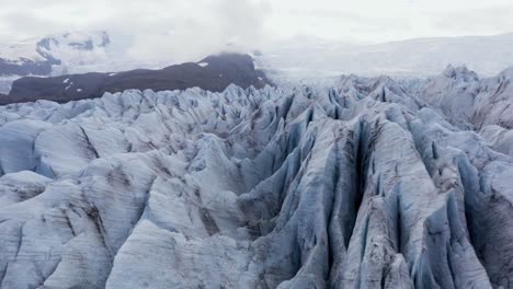 Fjallsárlón-Eisgletscher-Mit-Rauer,-Zerklüfteter-Oberfläche-In-Island-An-Bewölkten-Tagen,-Antenne