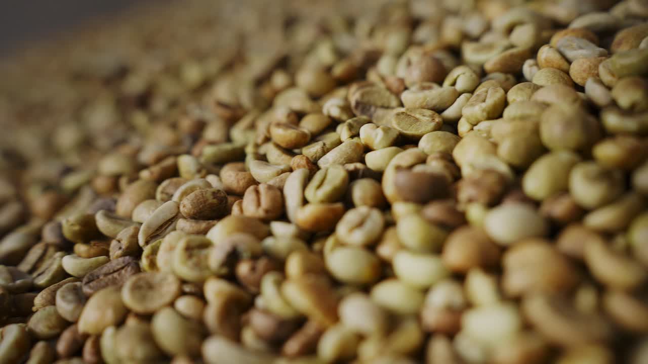 Mucchio di chicchi di caffè verde