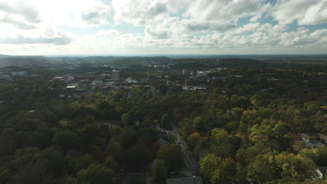 vista panorámica desde arriba del centro de fayetteville desde el monte sequoia durante el otoño en arkansas