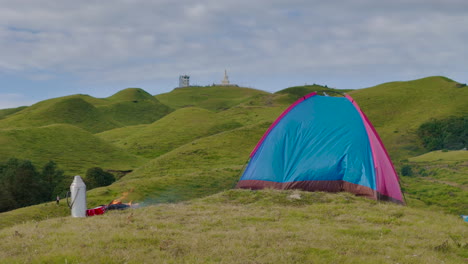 el impresionante paisaje de dolakha, la región de sailung de nepal, los viajeros acampan en medio de un terreno montañoso, disfrutan de hogueras, beben té y se sumergen en un entorno pacífico para una escapada a la naturaleza serena