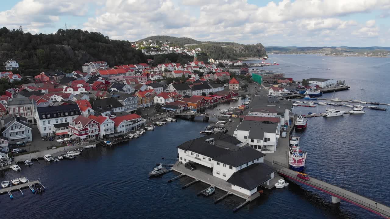 vista de drone do charmoso porto da cidade de kragero e centro da cidade, noruega