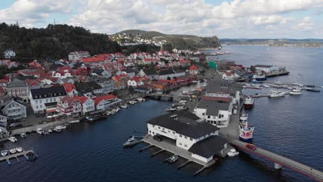 Vista-De-Drones-Del-Encantador-Puerto-Y-Centro-De-La-Ciudad-De-Kragero,-Noruega