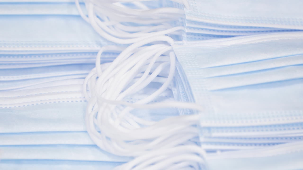 máscaras higiénicas médicas - máscaras faciales quirúrgicas desechables que protegen contra el coronavirus covid-19 - cerrar la bandeja a la derecha