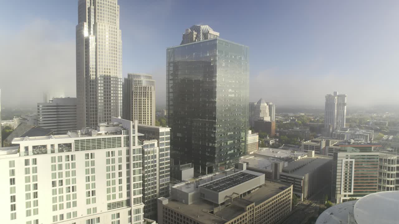 hermosa mañana nublada y brumosa en el centro de charlotte, nc