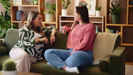 madre e hija hablando