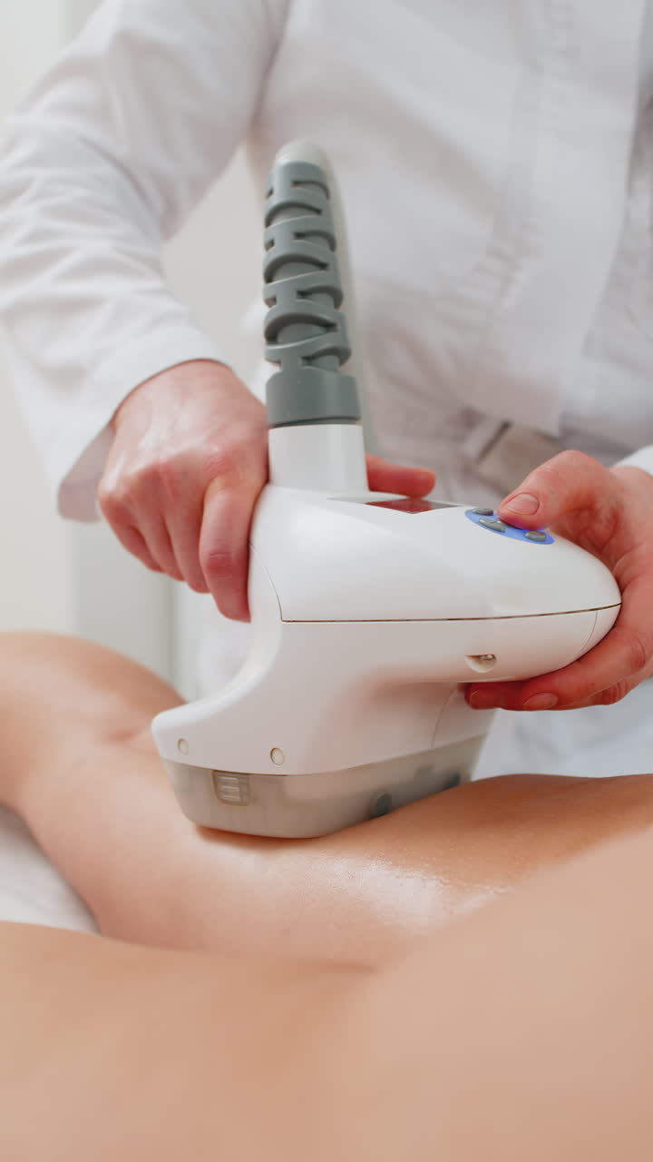 косметолог делает женщину кавитация лпг вакуумный ролик массаж на ногах коррекция цифр в клинике