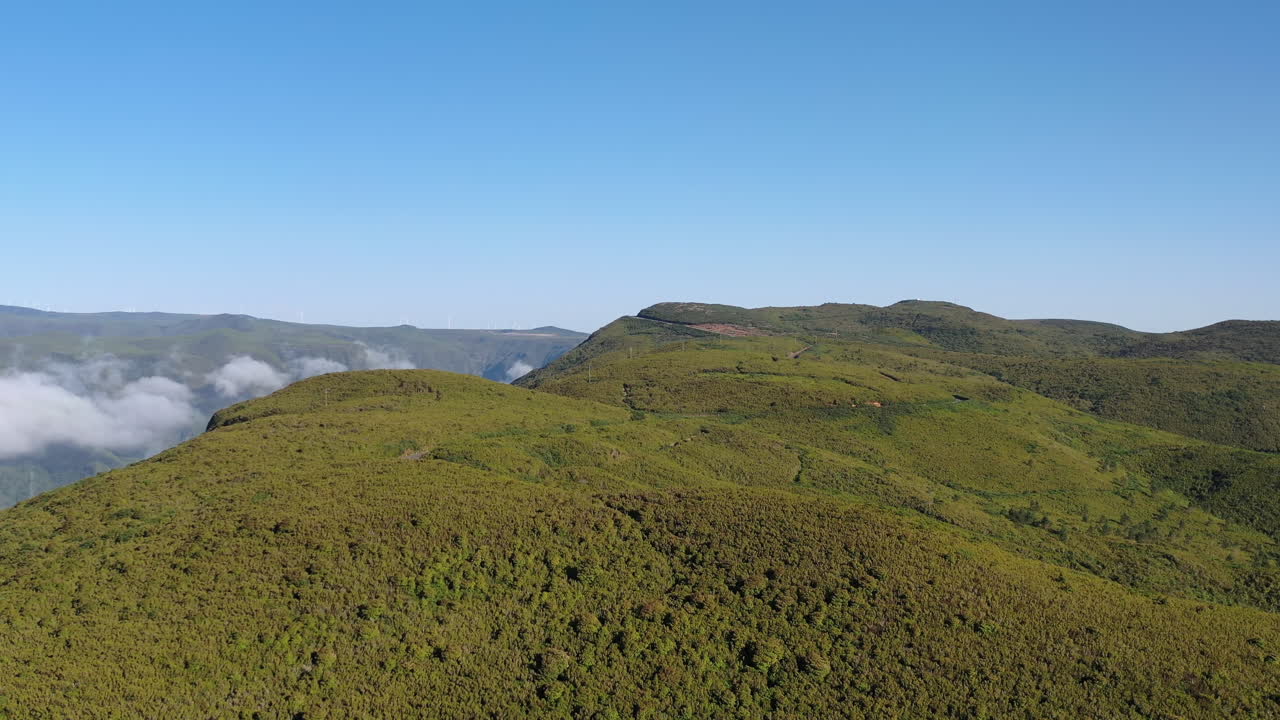화창한 날 포르투갈 마데이라 섬의 깨끗한 시골 풍경과 산 언덕의 공중 전망 - 드론 샷