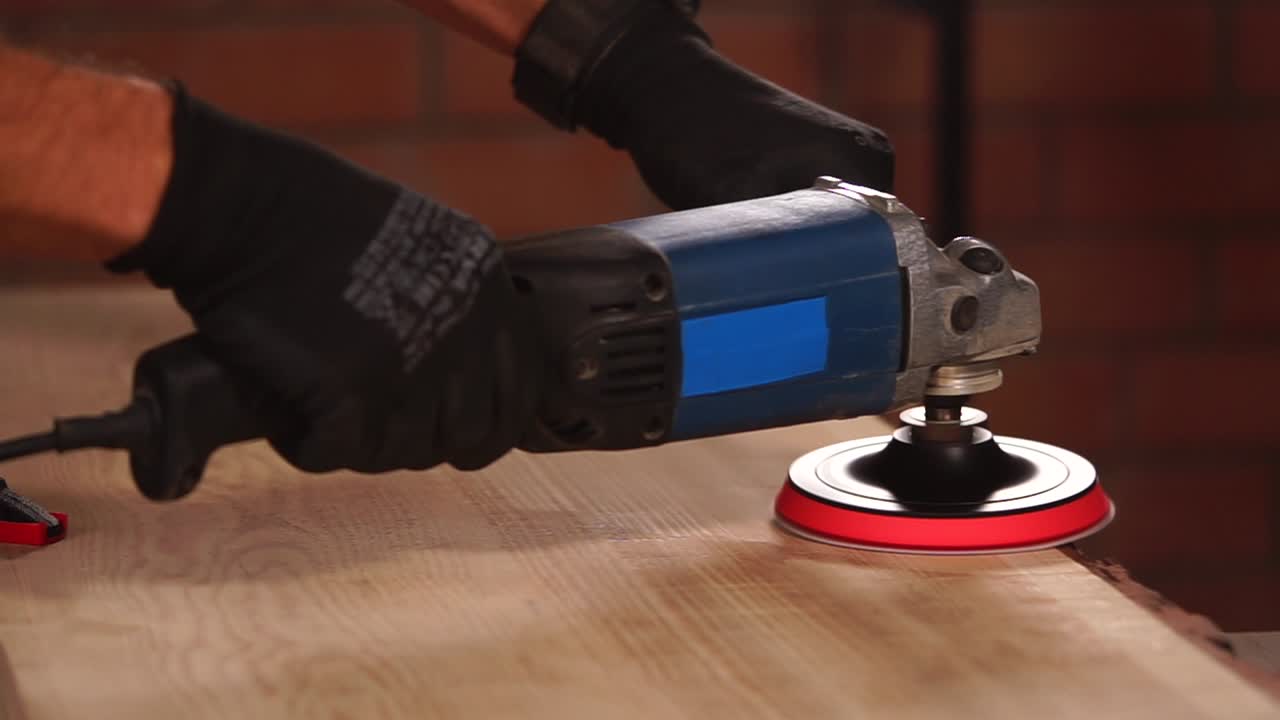 trabajador lijando un pedazo de madera