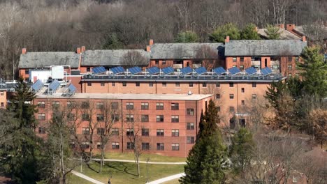 Sonnenkollektoren-Auf-Den-Dächern-Von-Studentenwohnheimen