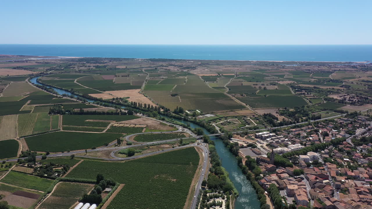 Fiume Orb, città di Sérignan, vista aerea, giornata di sole, Mar Mediterraneo, cielo blu, Francia