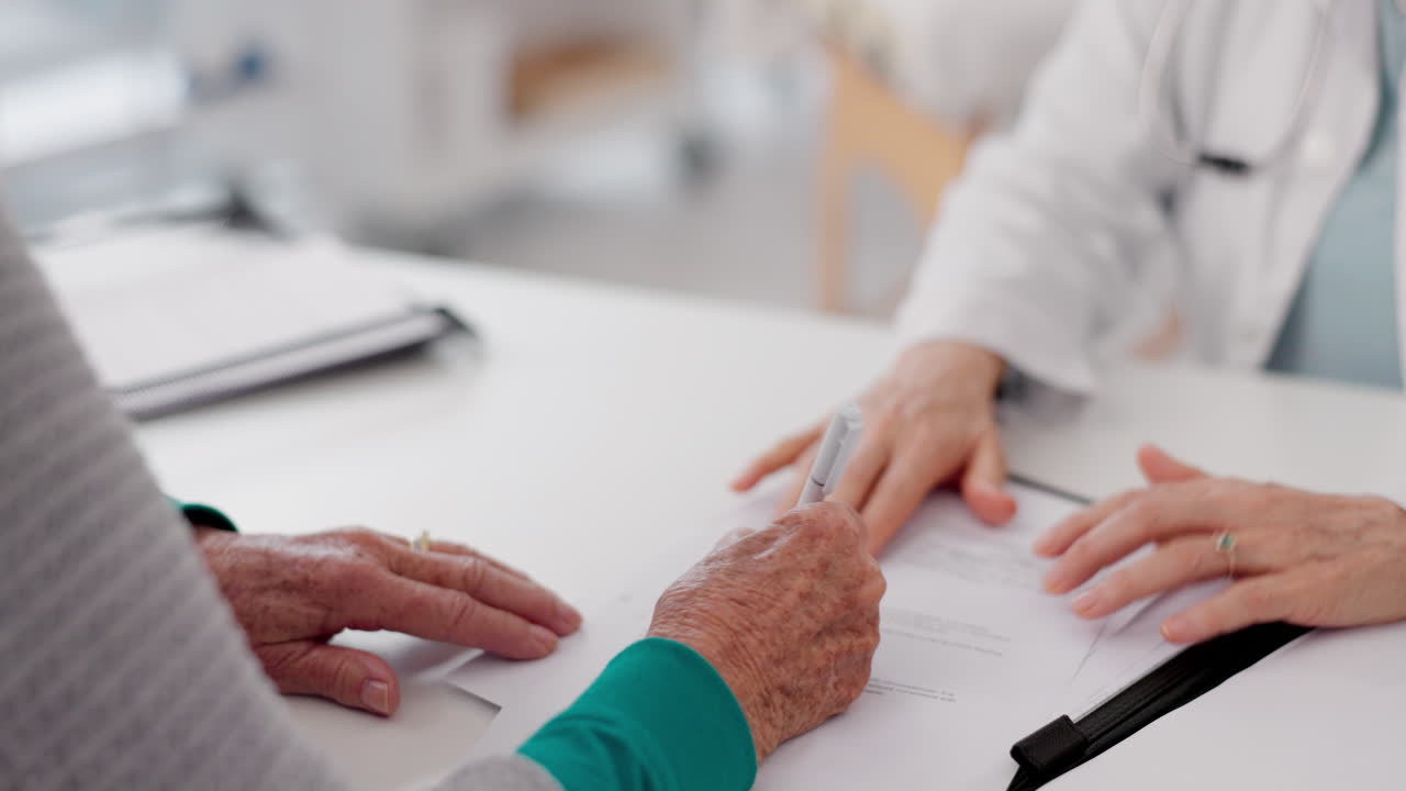 Hände, Unterschrift und Arzt mit Patient