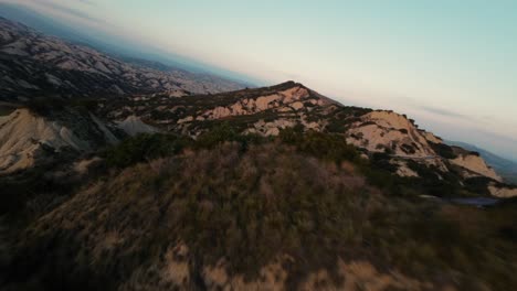 paisaje montañoso de calanchi di aliano en italia durante la puesta de sol