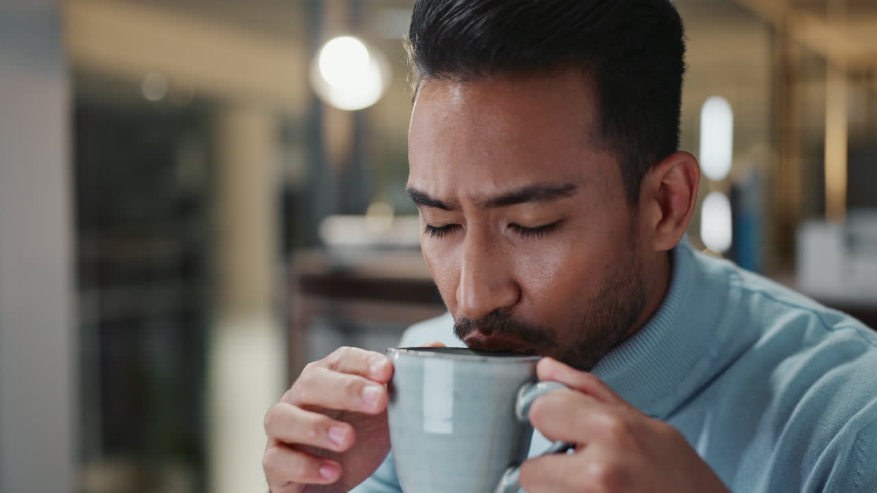사무실에서 커피를 마시는 남자