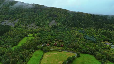 Antena-Sobre-Las-Colinas-Cerca-De-Syvde,-Municipio-De-Vanylven,-Noruega