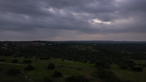 Timelapse-Aéreo-De-Un-Paisaje-Rural-Nublado-Durante-Un-Eclipse-Solar-Total---Eclipse-Del-8-De-Abril-De-2024