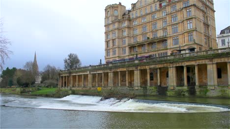 uitkijkend over de rivierstuw naar de pulteney-brug over de rivier de avon, naar de bath guildhall-markt, in de prachtige romeinse stad bath, in het engelse westland